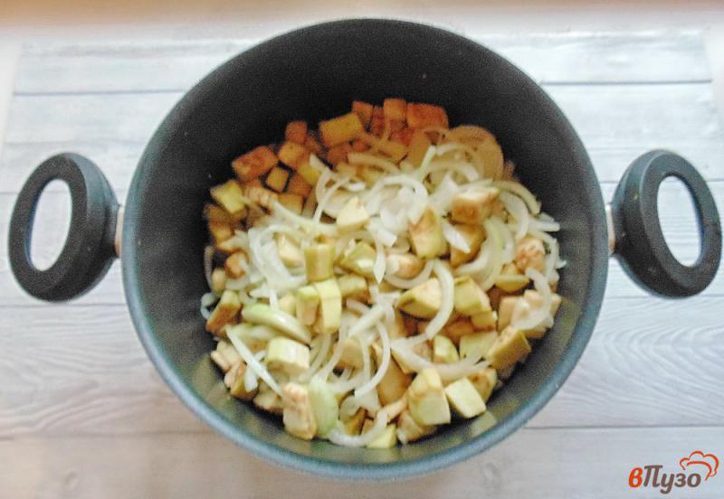Фото приготовление рецепта: Баклажаны с луком и чесноком на зиму шаг №3