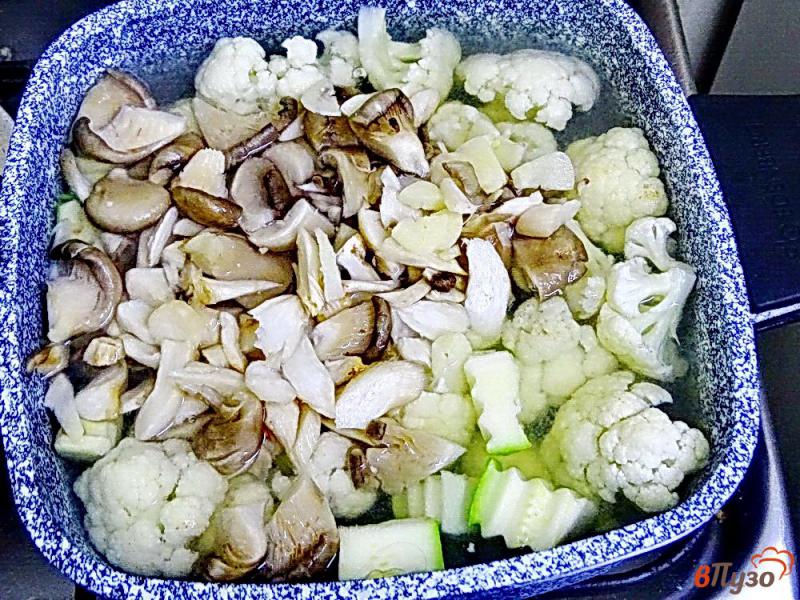 Фото приготовление рецепта: Суп с вешенками цветной капустой и сыром шаг №7