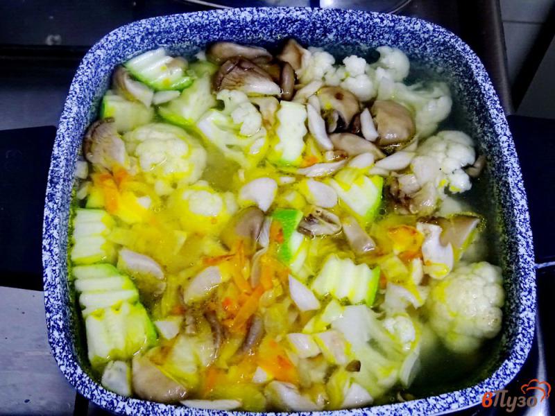 Фото приготовление рецепта: Суп с вешенками цветной капустой и сыром шаг №8