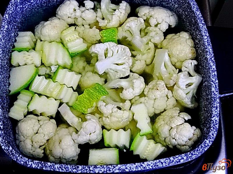 Фото приготовление рецепта: Суп с вешенками цветной капустой и сыром шаг №6