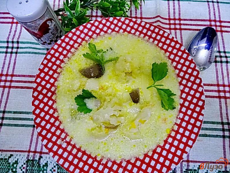Фото приготовление рецепта: Суп с вешенками цветной капустой и сыром шаг №11