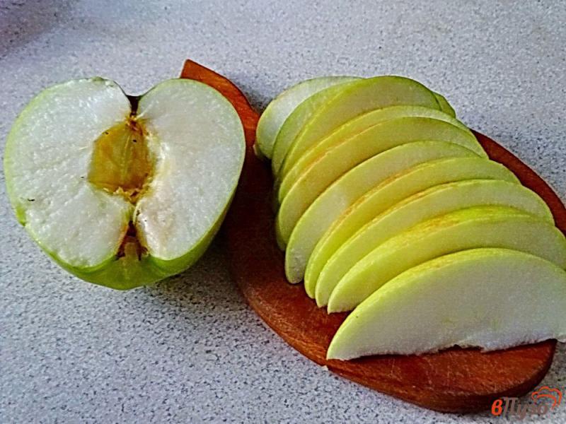 Фото приготовление рецепта: Яблоко в карамели шаг №2