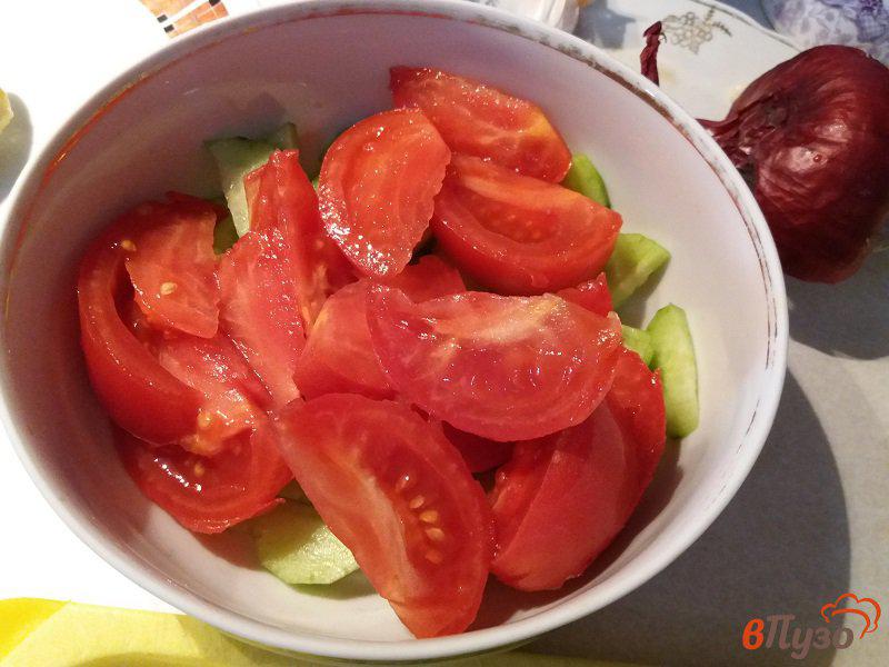 Фото приготовление рецепта: Овощной салат с ялтинским красным луком шаг №4