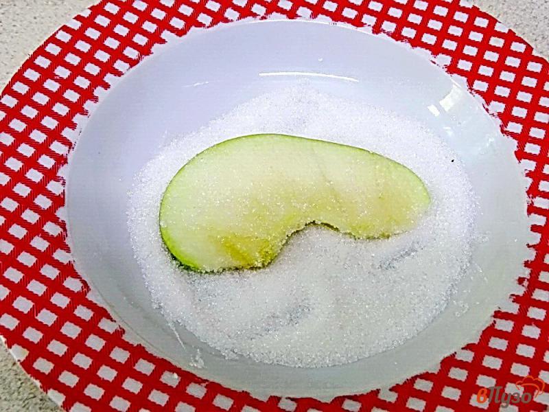 Фото приготовление рецепта: Яблоко в карамели шаг №4