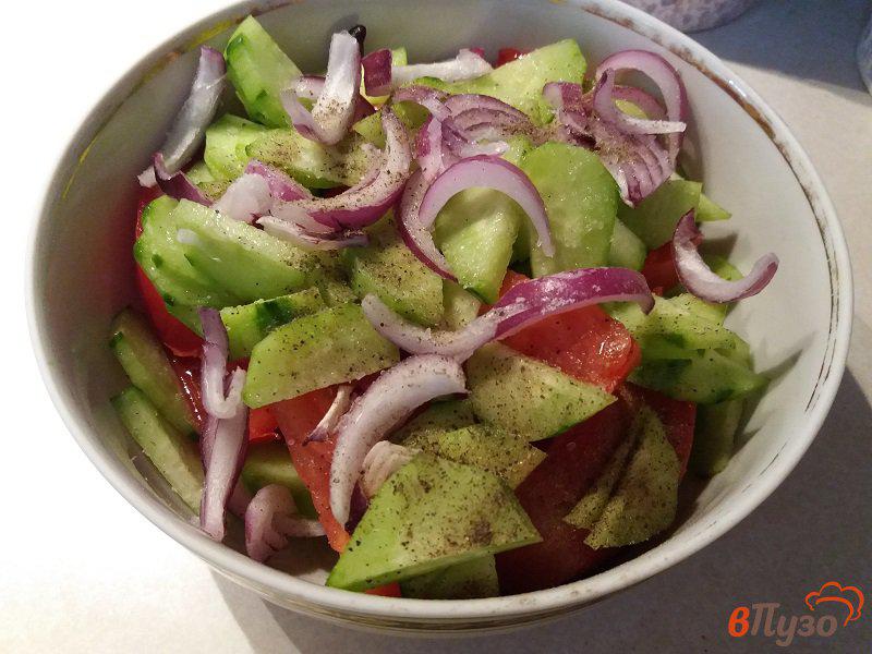 Фото приготовление рецепта: Овощной салат с ялтинским красным луком шаг №5