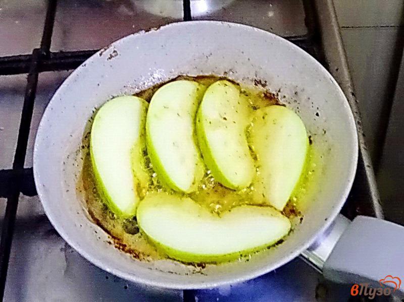 Фото приготовление рецепта: Яблоко в карамели шаг №5