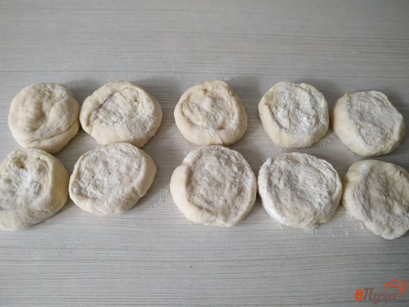 Фото приготовление рецепта: Жареные пирожки с капустой и грибами шаг №13