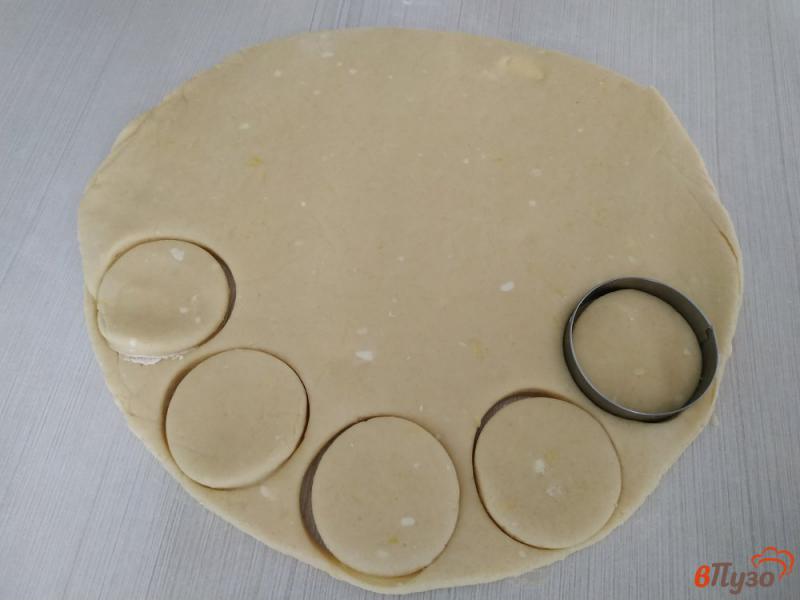 Фото приготовление рецепта: Песочное печенье с цедрой лимона шаг №7