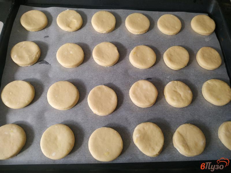Фото приготовление рецепта: Песочное печенье с цедрой лимона шаг №8