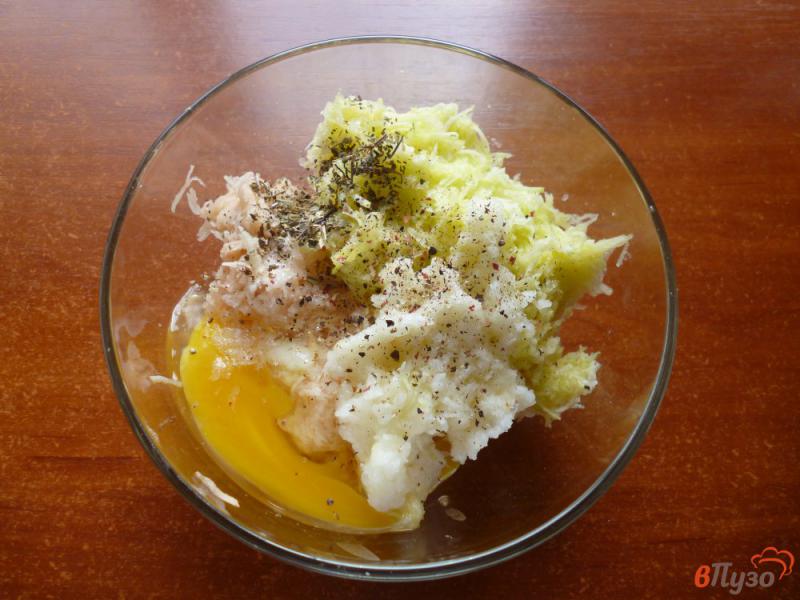 Фото приготовление рецепта: Драники с кабачком и яблоком шаг №4