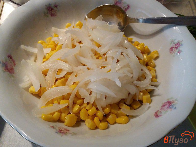 Фото приготовление рецепта: Салат с консервированной кукурузой ветчиной и сыром шаг №3