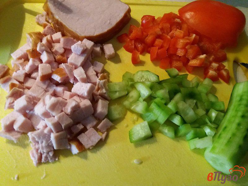 Фото приготовление рецепта: Салат с консервированной кукурузой ветчиной и сыром шаг №4