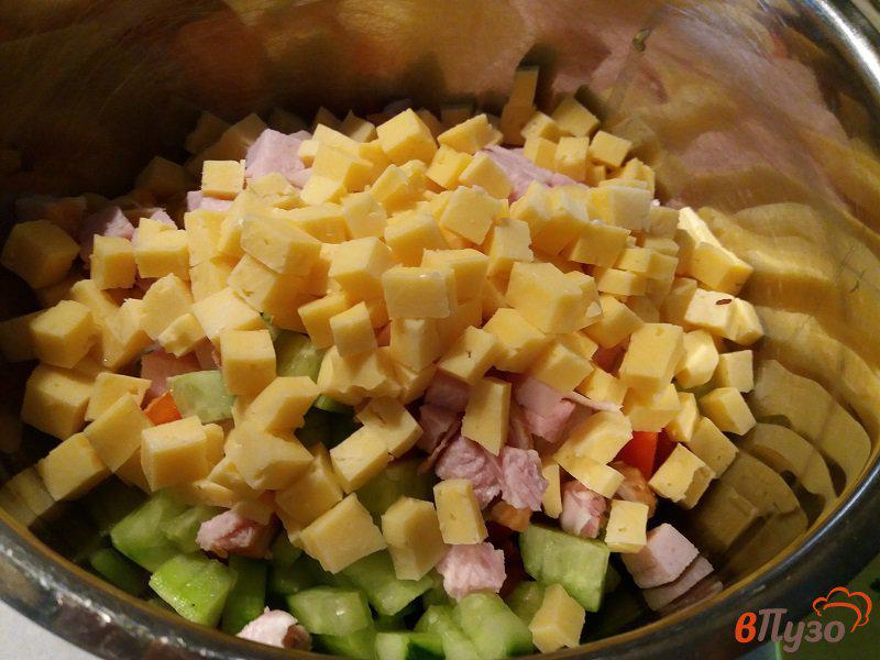 Фото приготовление рецепта: Салат с консервированной кукурузой ветчиной и сыром шаг №7