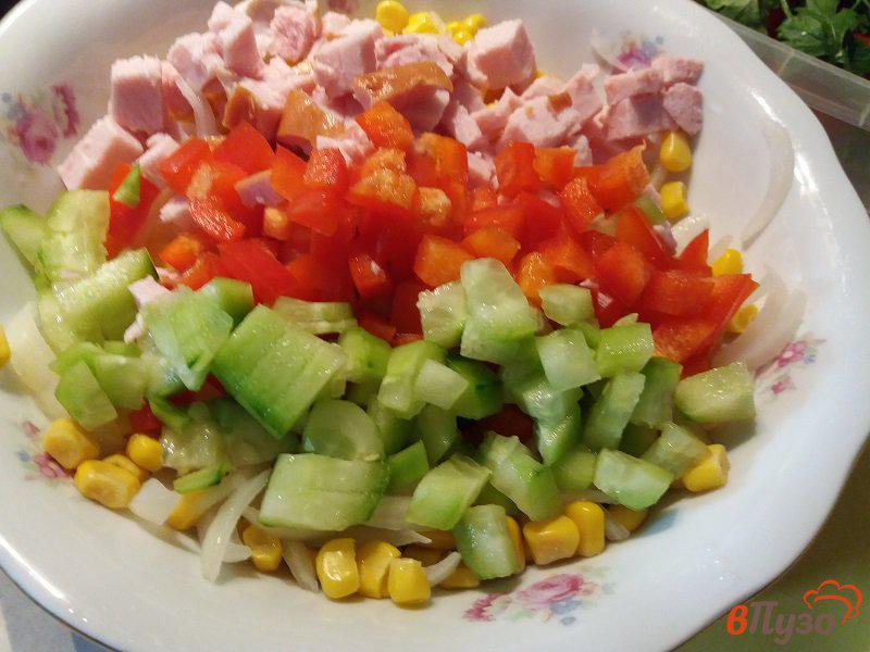 Фото приготовление рецепта: Салат с консервированной кукурузой ветчиной и сыром шаг №5