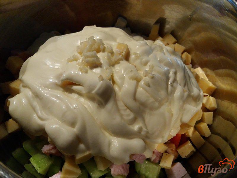 Фото приготовление рецепта: Салат с консервированной кукурузой ветчиной и сыром шаг №8
