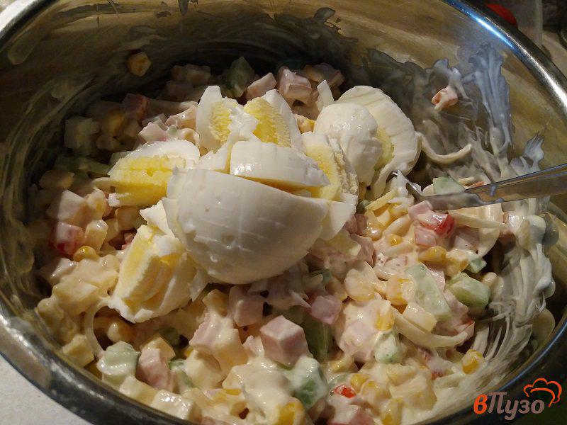 Фото приготовление рецепта: Салат с консервированной кукурузой ветчиной и сыром шаг №10