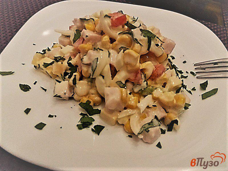 Фото приготовление рецепта: Салат с консервированной кукурузой ветчиной и сыром шаг №13