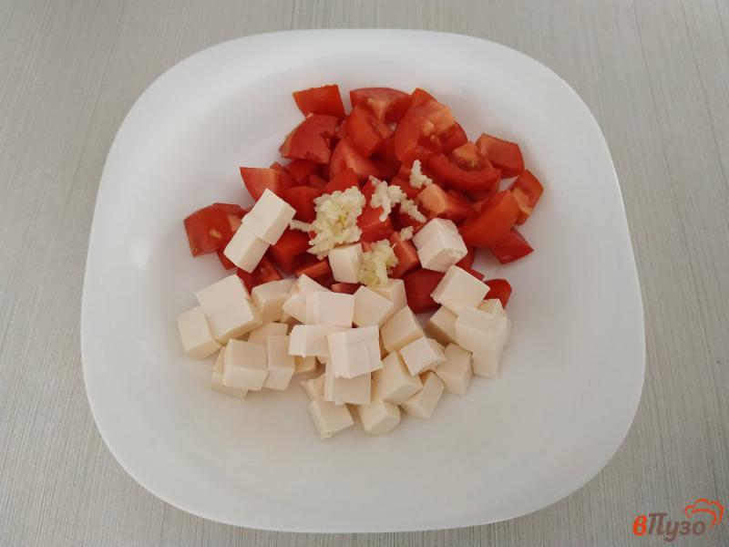 Фото приготовление рецепта: Салат из помидоров и плавленым сыром шаг №3