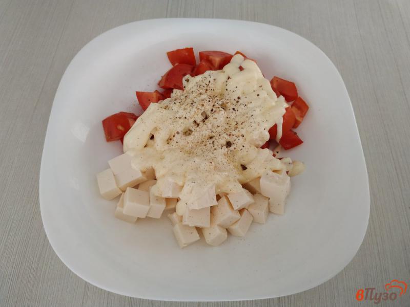 Фото приготовление рецепта: Салат из помидоров и плавленым сыром шаг №4