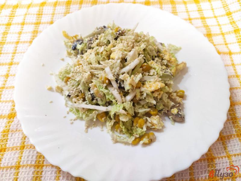 Фото приготовление рецепта: Салат из пекинской капусты с шампиньонами шаг №7
