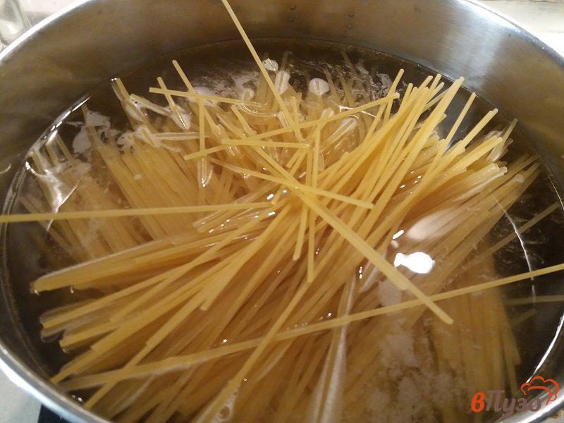 Фото приготовление рецепта: Спагетти с копчёными сосисками и шампиньонами шаг №1