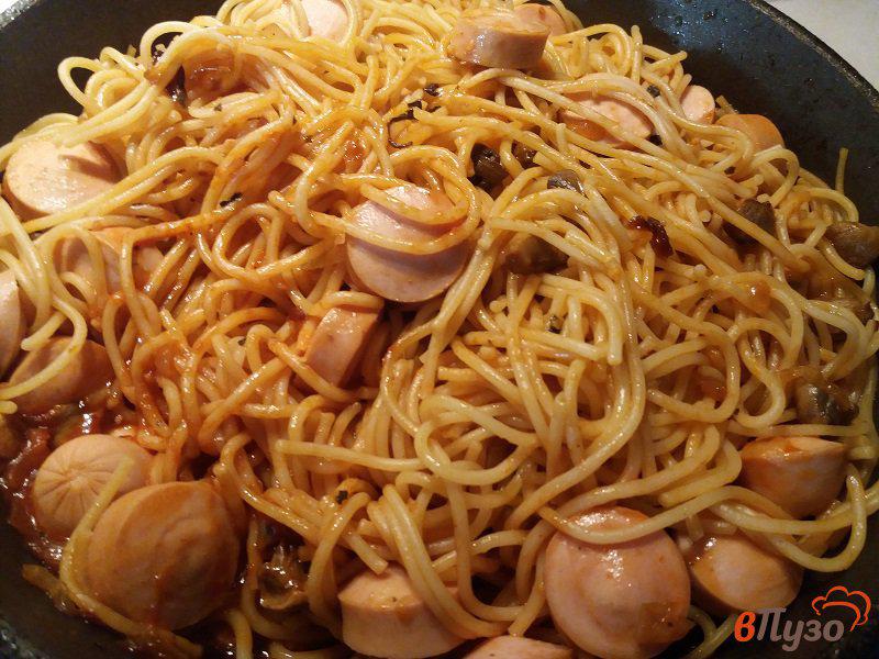 Фото приготовление рецепта: Спагетти с копчёными сосисками и шампиньонами шаг №9