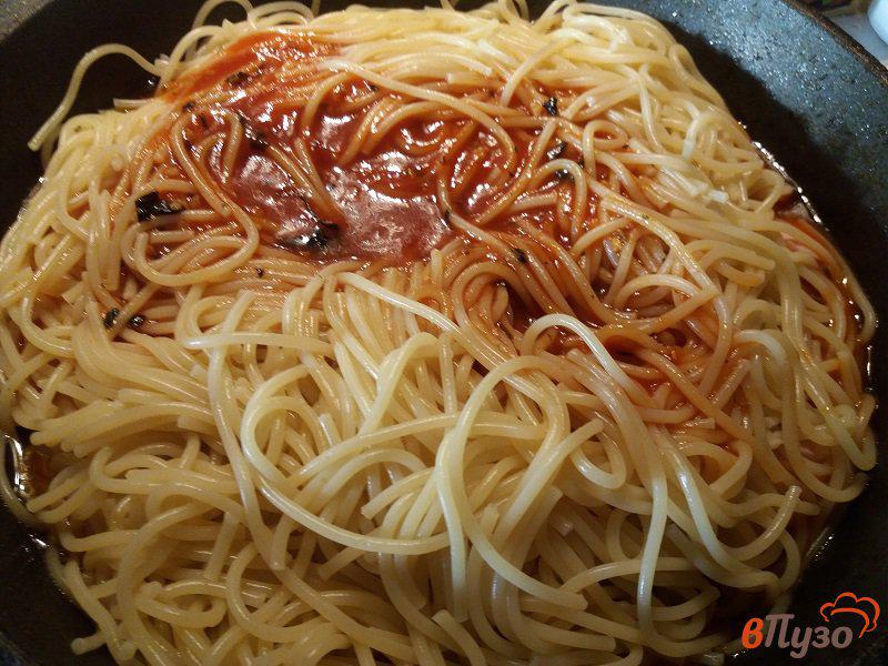 Фото приготовление рецепта: Спагетти с копчёными сосисками и шампиньонами шаг №8