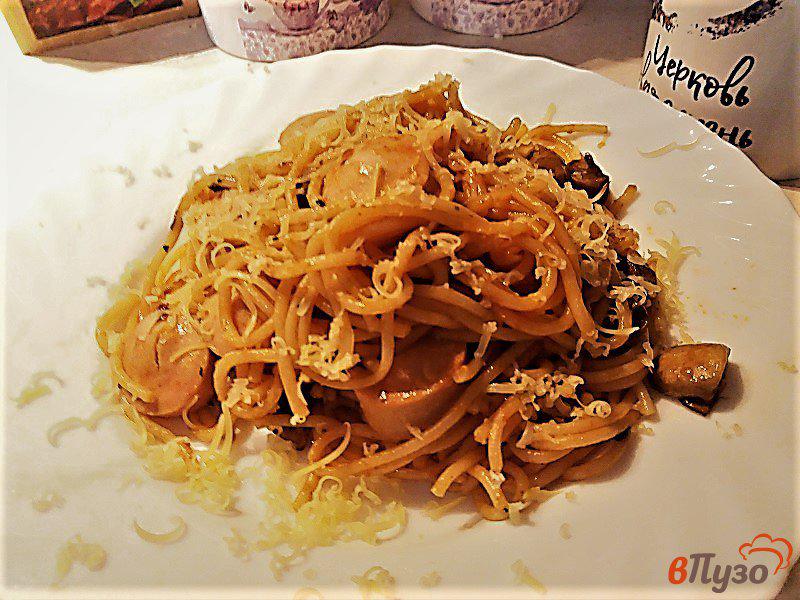 Фото приготовление рецепта: Спагетти с копчёными сосисками и шампиньонами шаг №10