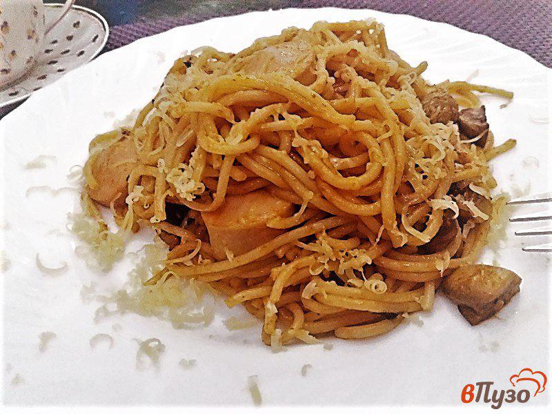 Фото приготовление рецепта: Спагетти с копчёными сосисками и шампиньонами шаг №11