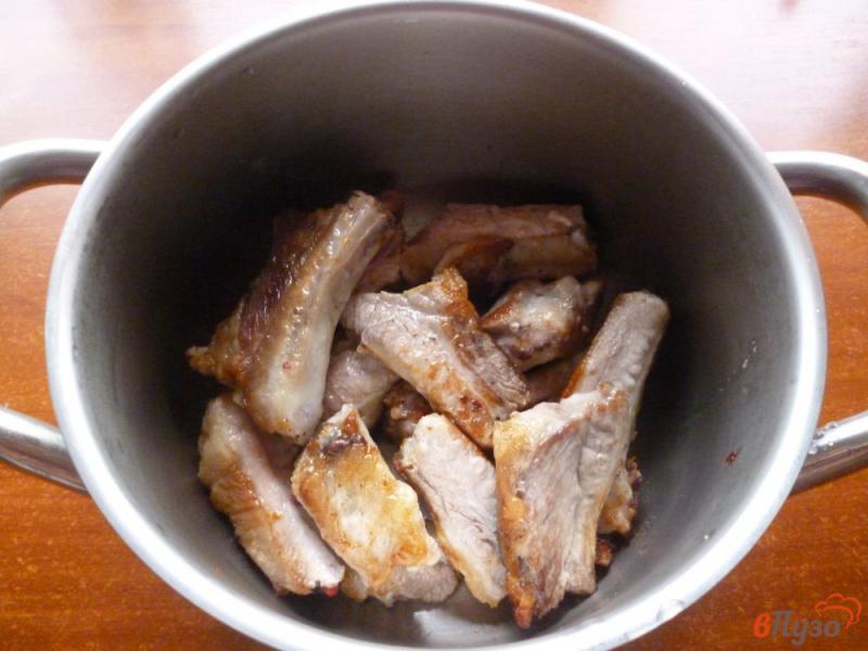 Фото приготовление рецепта: Картофель тушеный со свиными ребрами шаг №3