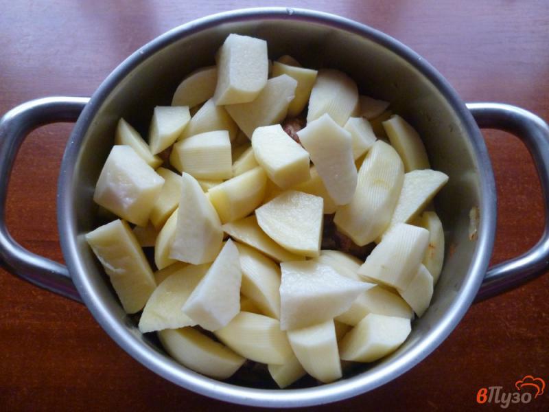 Фото приготовление рецепта: Картофель тушеный со свиными ребрами шаг №7