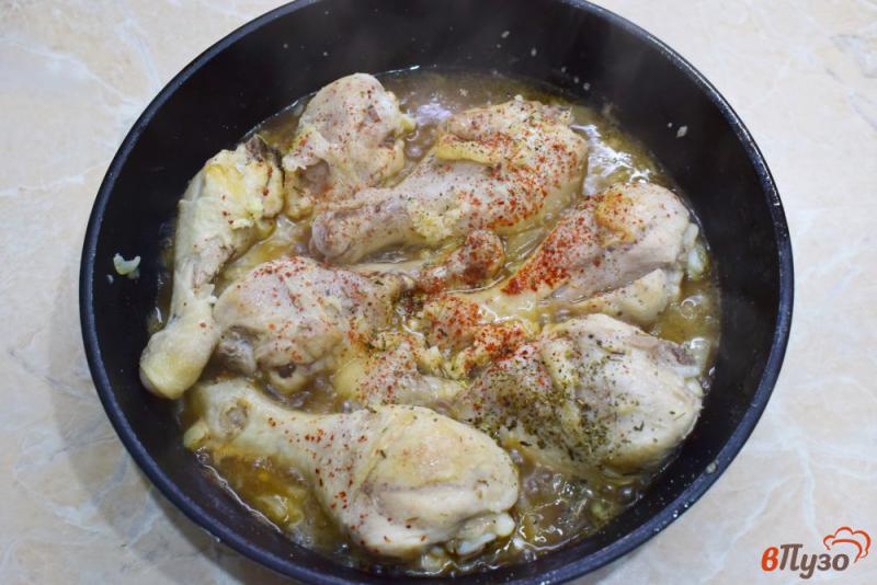 Фото приготовление рецепта: Куриные голени в соевом соусе с чесноком шаг №4