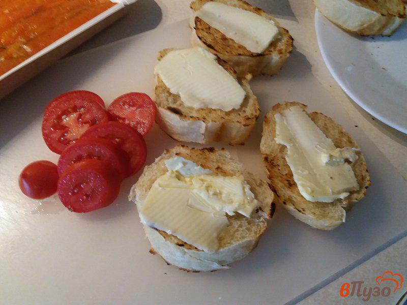 Фото приготовление рецепта: Бутерброды с лососем и помидорами шаг №3