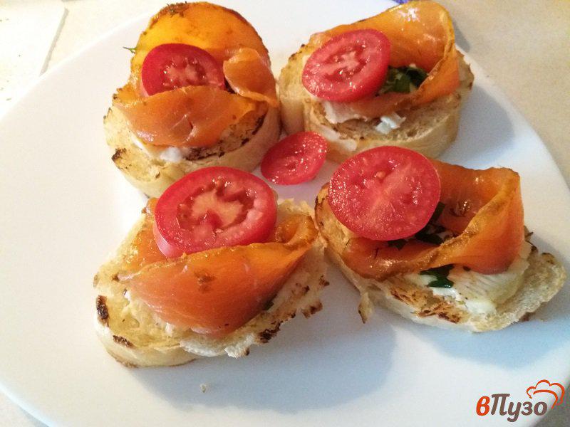 Фото приготовление рецепта: Бутерброды с лососем и помидорами шаг №5