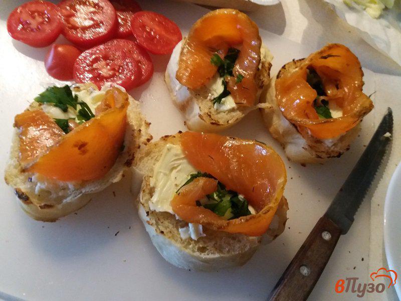 Фото приготовление рецепта: Бутерброды с лососем и помидорами шаг №4
