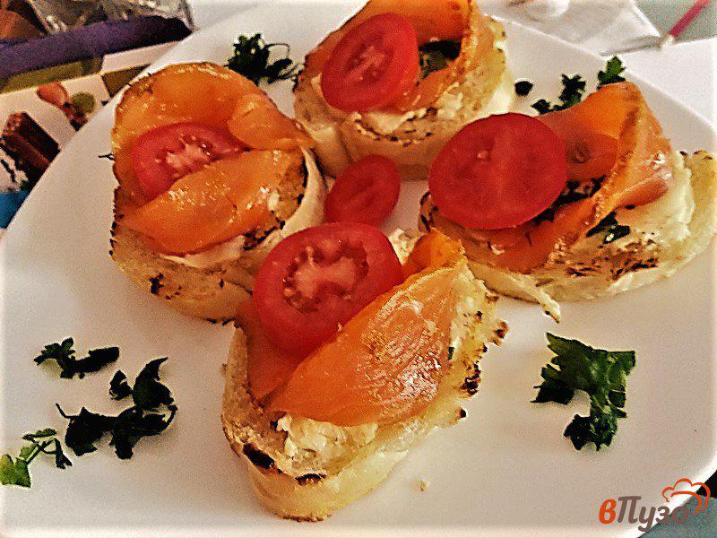 Фото приготовление рецепта: Бутерброды с лососем и помидорами шаг №6