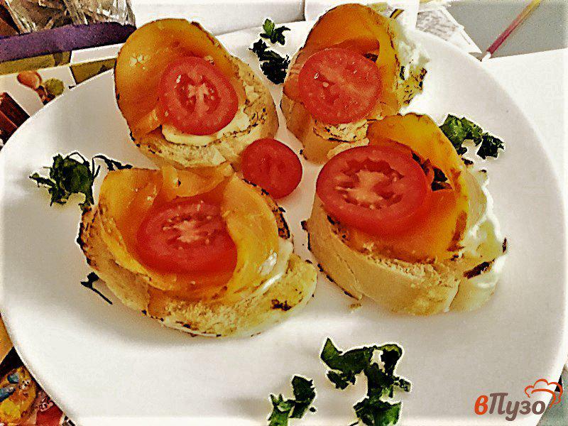 Фото приготовление рецепта: Бутерброды с лососем и помидорами шаг №7