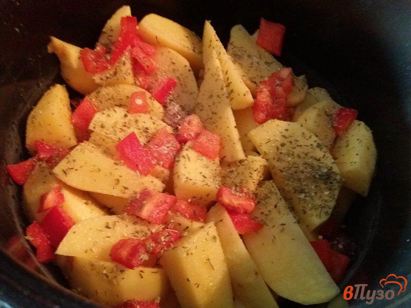 Фото приготовление рецепта: Запеченный картофель с колбасками  из баранины в мультиварке шаг №4