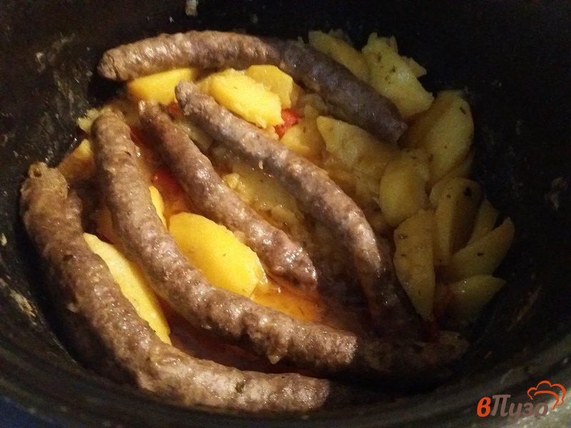 Фото приготовление рецепта: Запеченный картофель с колбасками  из баранины в мультиварке шаг №7