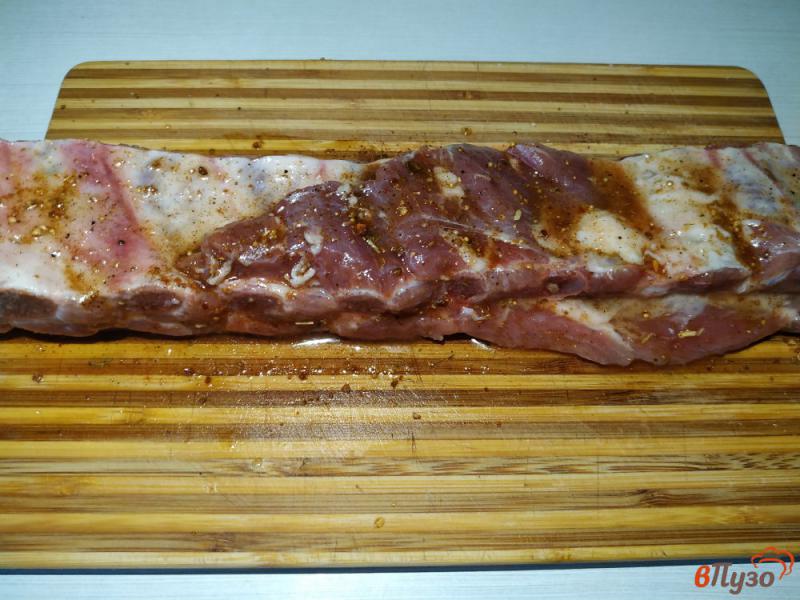 Фото приготовление рецепта: Свиные ребрышки запеченые в медово-лимоном маринаде шаг №4