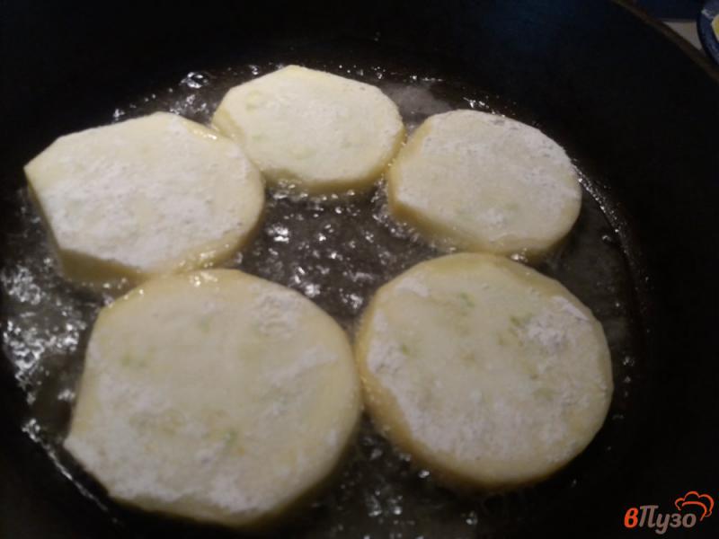 Фото приготовление рецепта: Жаренные кабачки в острой панировке с соусом шаг №4