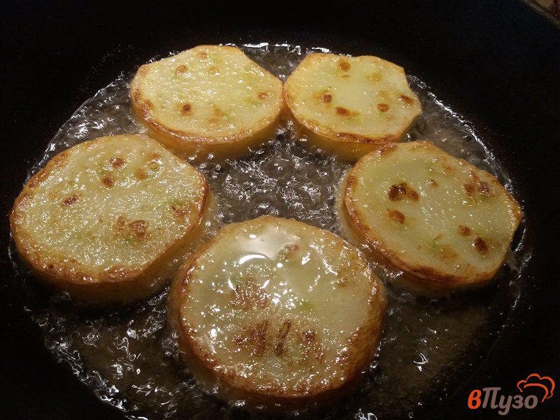 Фото приготовление рецепта: Жаренные кабачки в острой панировке с соусом шаг №5