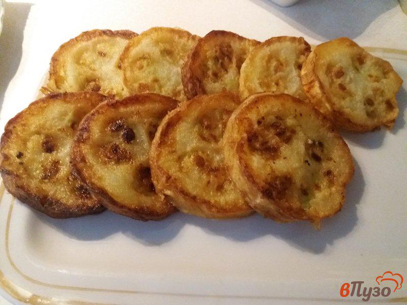 Фото приготовление рецепта: Жаренные кабачки в острой панировке с соусом шаг №9