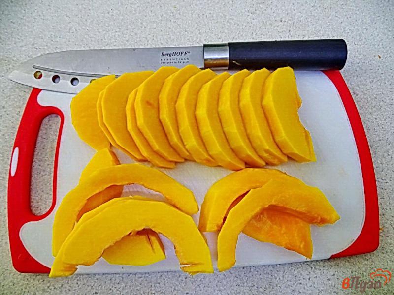 Фото приготовление рецепта: Тыква запеченная с чесноком и лимонным соком шаг №2