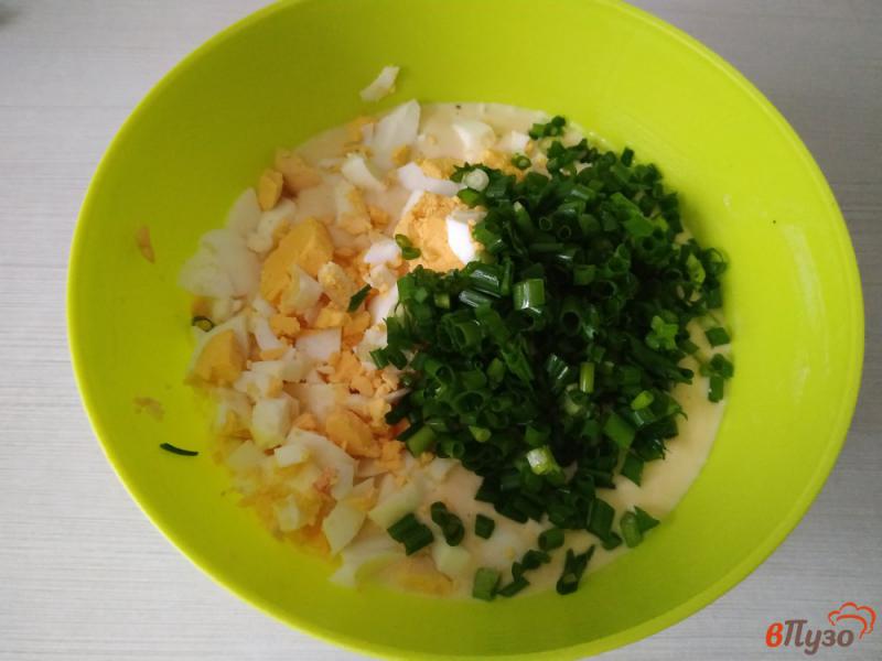 Фото приготовление рецепта: Заливной пирог с яйцом и зелёным луком шаг №5