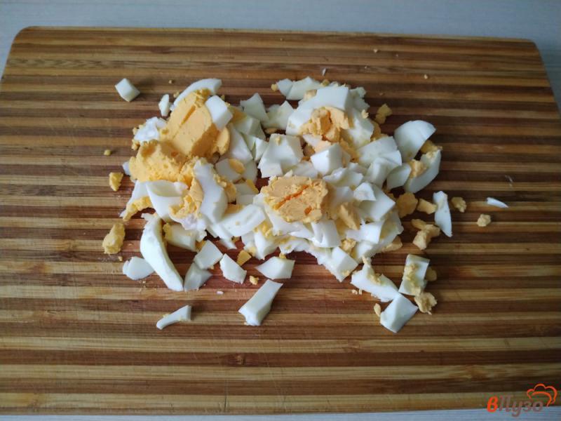 Фото приготовление рецепта: Заливной пирог с яйцом и зелёным луком шаг №3
