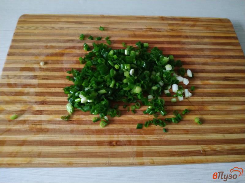 Фото приготовление рецепта: Заливной пирог с яйцом и зелёным луком шаг №4