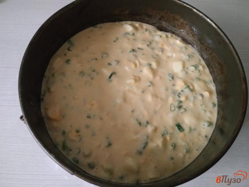 Фото приготовление рецепта: Заливной пирог с яйцом и зелёным луком шаг №7