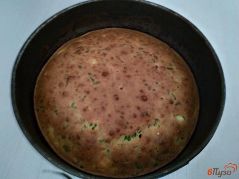 Фото приготовление рецепта: Заливной пирог с яйцом и зелёным луком шаг №8