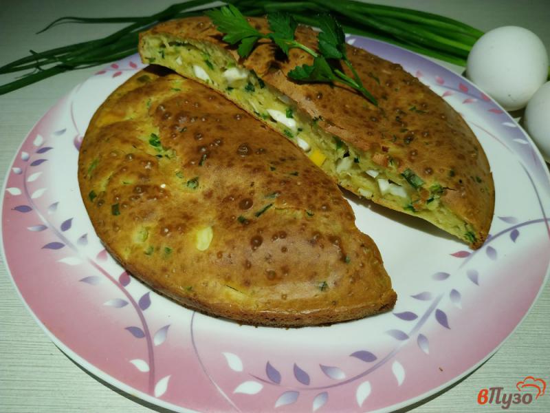 Фото приготовление рецепта: Заливной пирог с яйцом и зелёным луком шаг №9